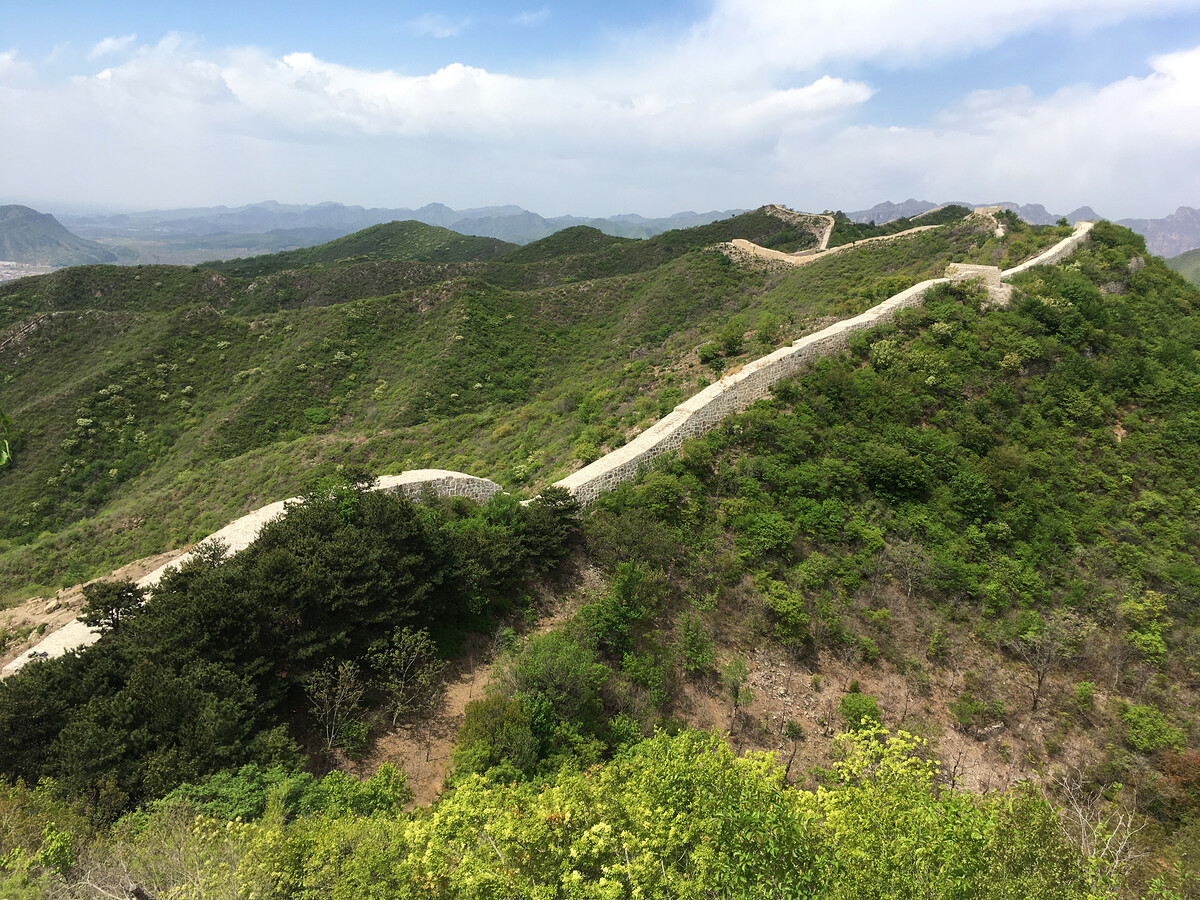 Great Wall in green hills.