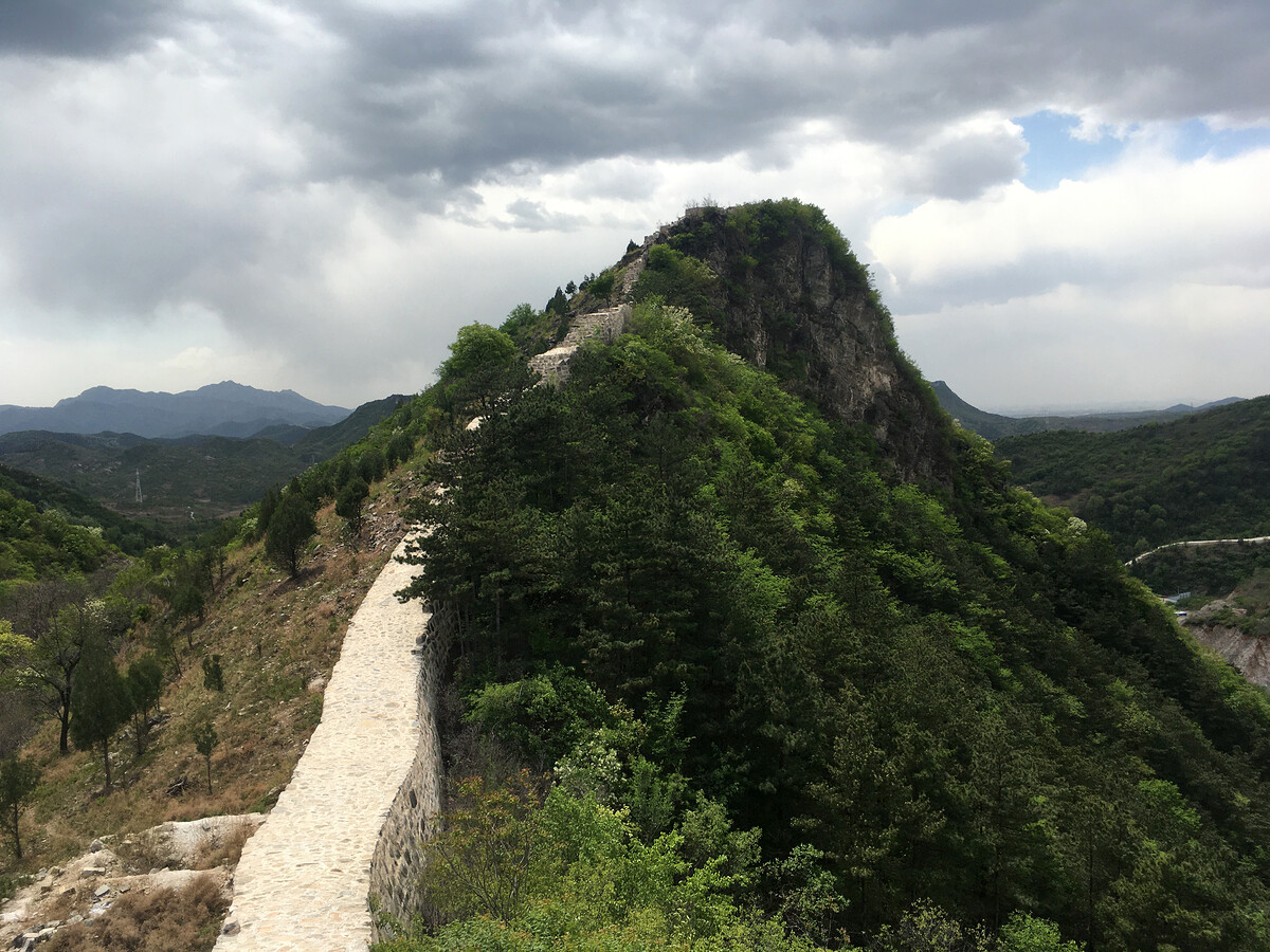 The Great Wall runs by a cliff.