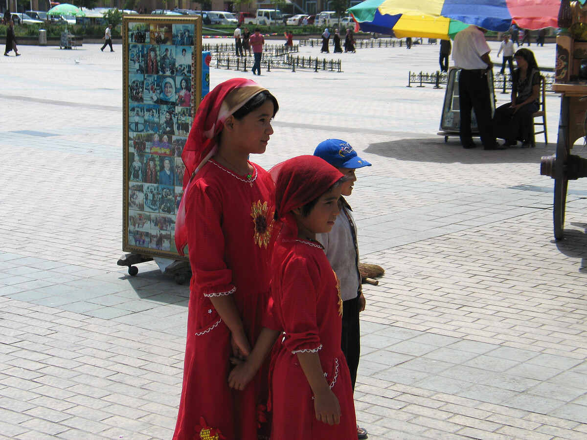 Girls in red, Kashgar