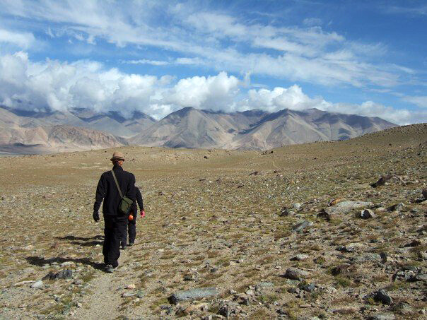 Hiking out through the foothills of Muztagh-Ata