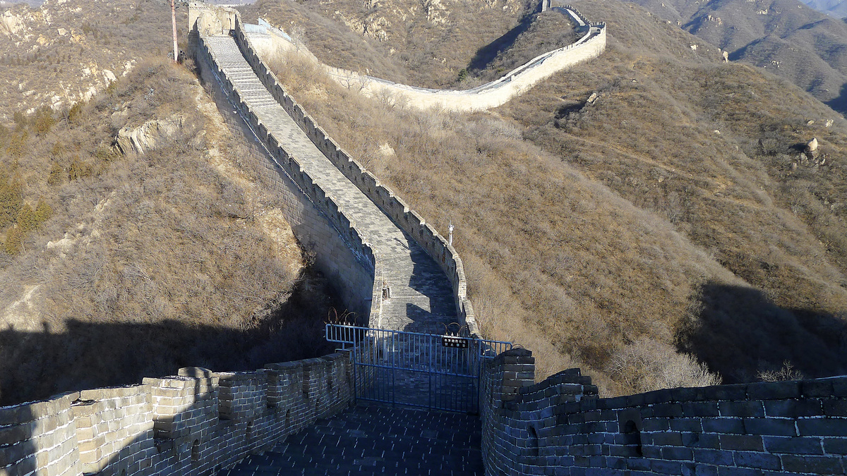 A gate and fence on the Great Wall at Shuiguan