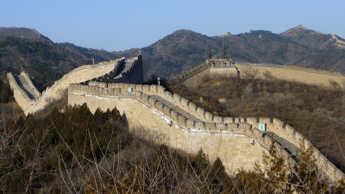 The middle section of the Shuiguan Great Wall’s northwest side, with a good view of the east side of the Badaling Great Wall in the background.