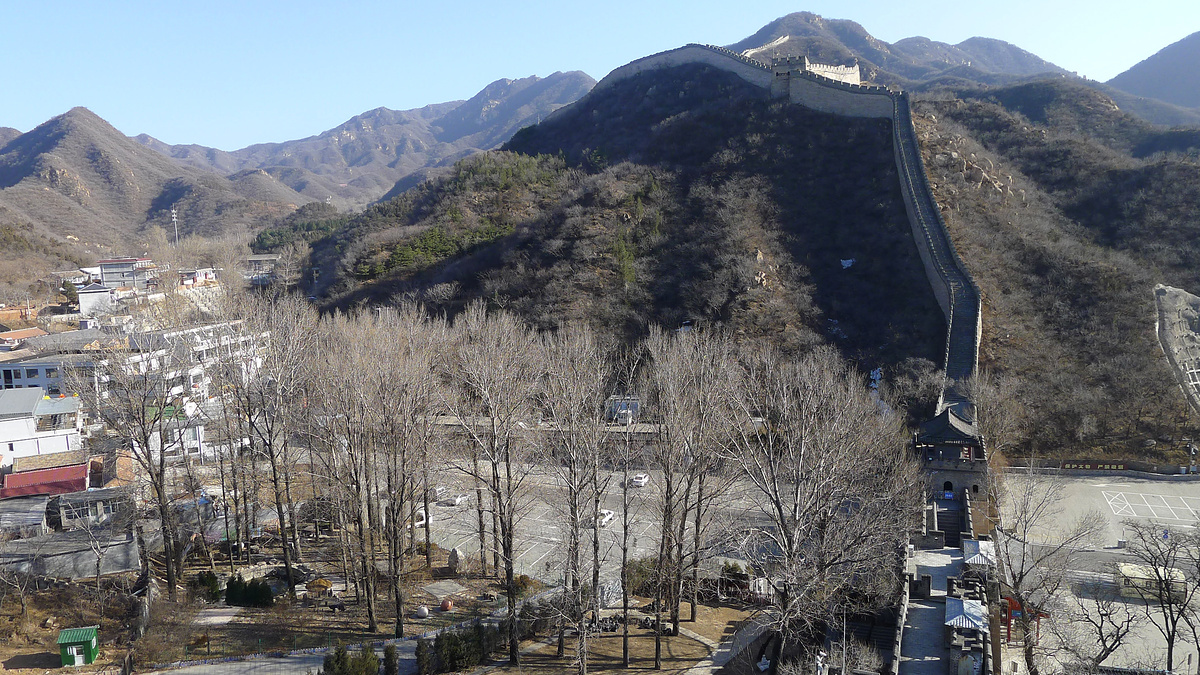 Views of the southeast side of the Shuiguan Great Wall
