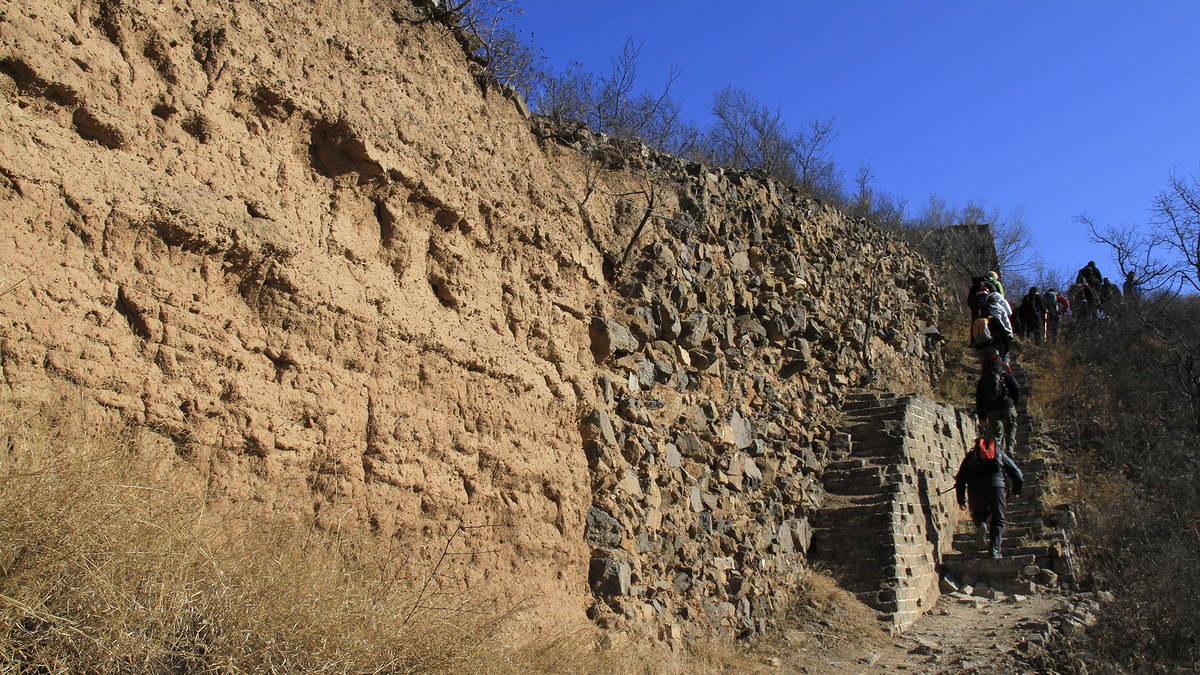 The rammed earth fill changes to rubble fill.
