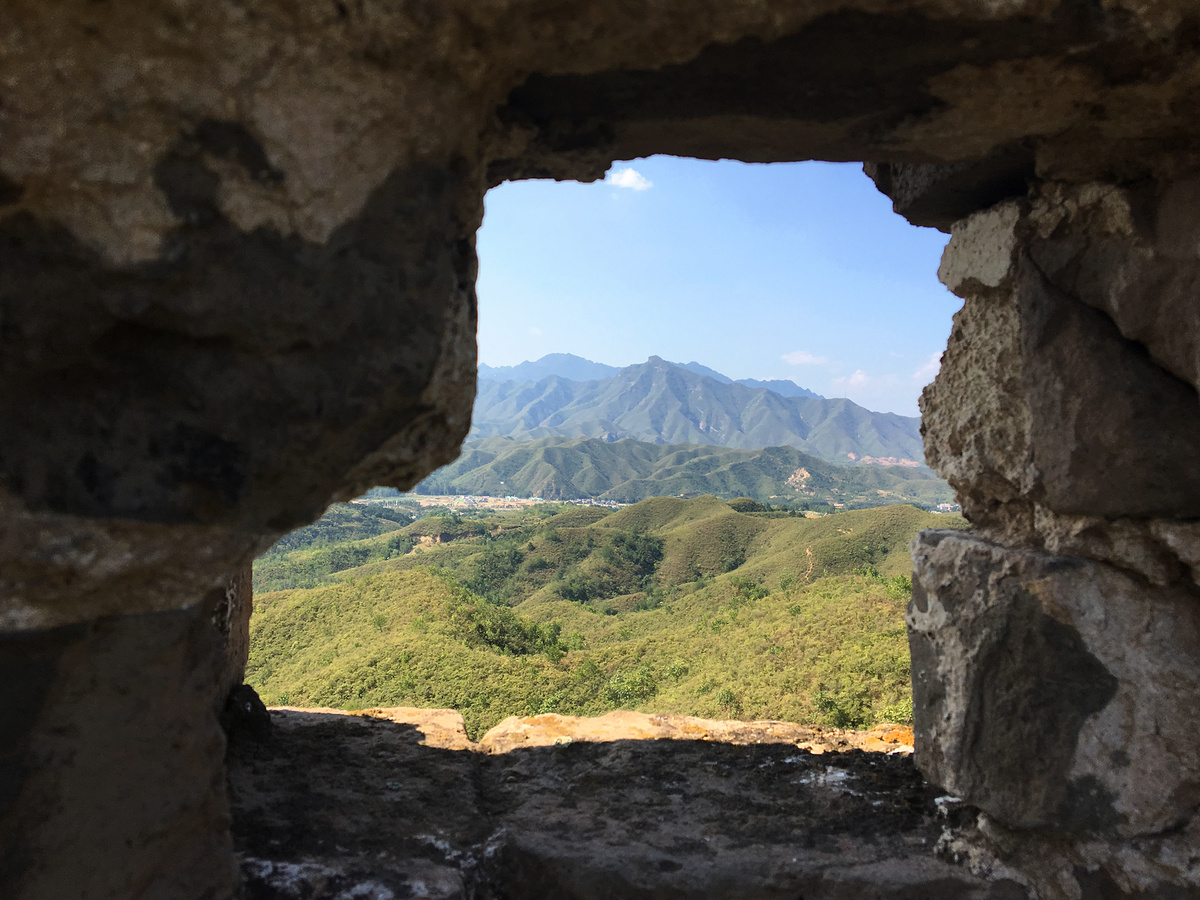 A hole knocked out of the battlements of the Gubeikou ‘Panlongshan’ Great Wall.