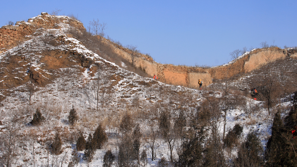 Approaching the main line of the Gubeikou Great Wall, near the General’s Tower at Gubeikou.
