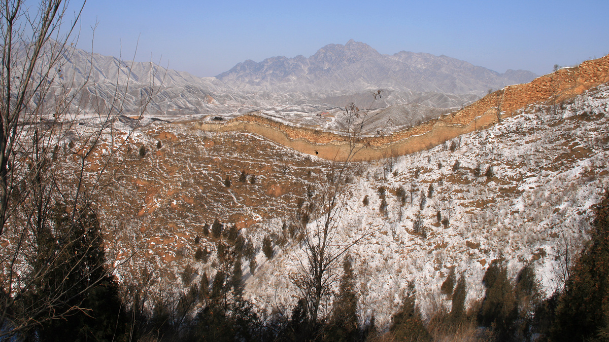 The main line of the Gubeikou Great Wall descends towards the Chao River.