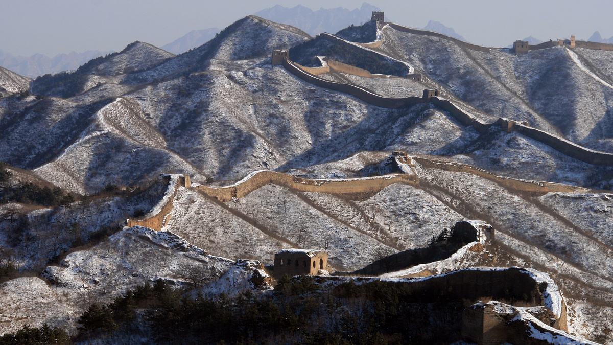 Swoops of wall at the Gubeikou ‘Panlongshan’ Great Wall, with Haowang Tower seen at bottom center.