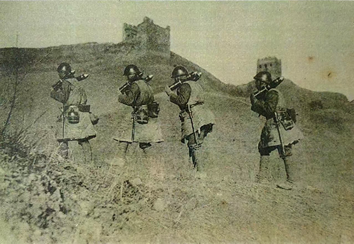 Soldiers carrying shells near the General’s Tower.