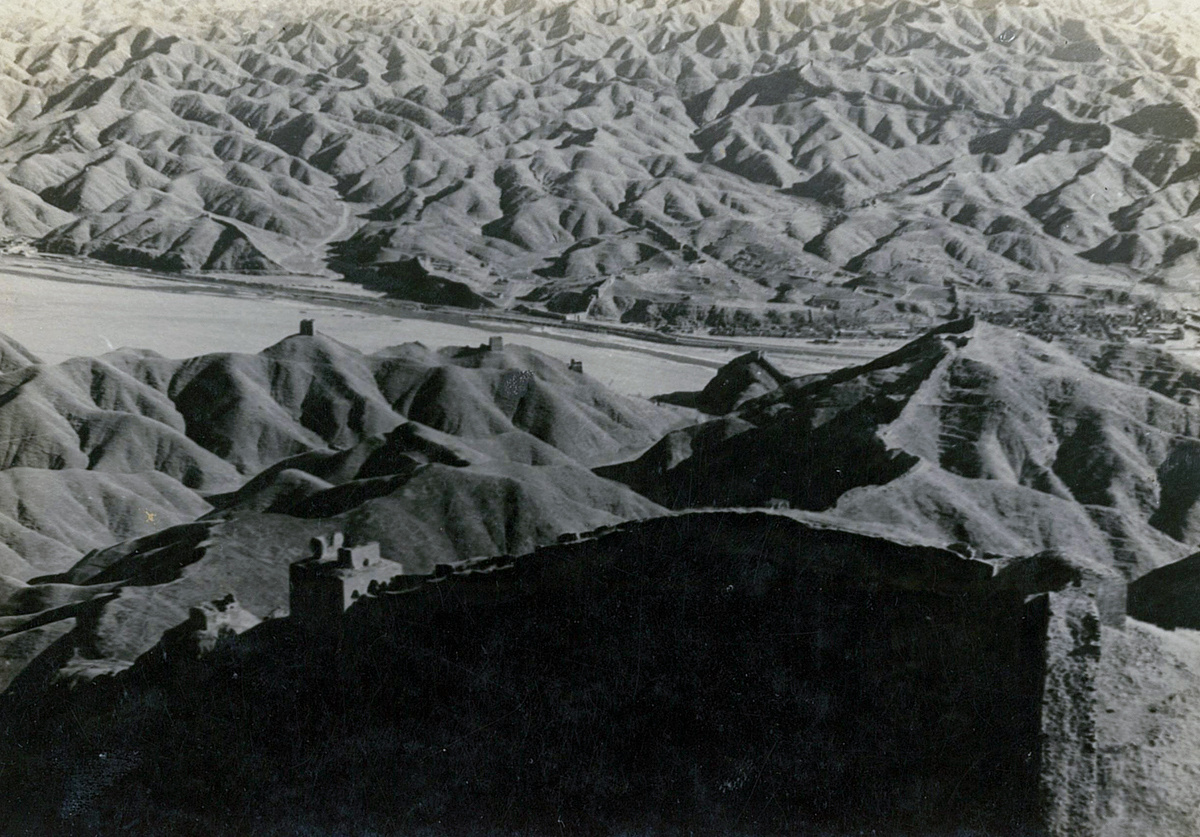 Historical photo of the wall above Gubeikou’s Sister Towers. (Source North China Transportation Archives)