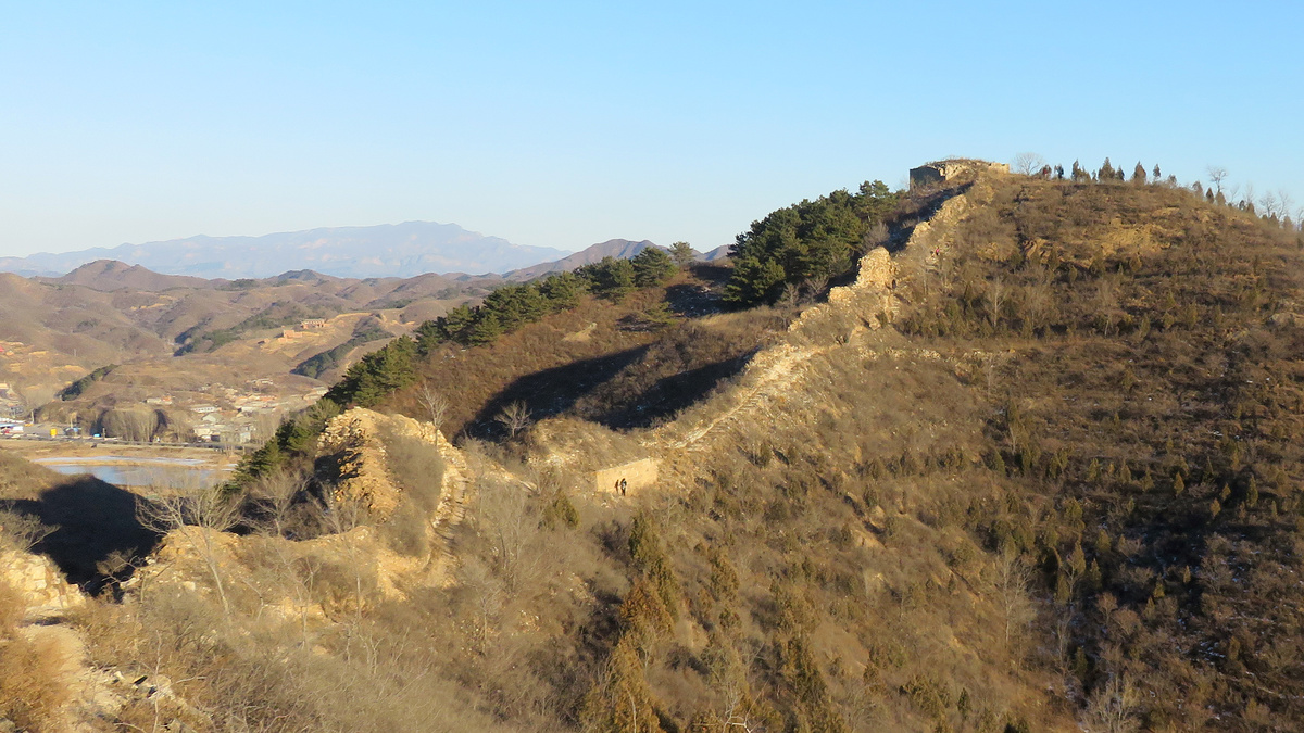 Rough line of unrepaired Great Wall at Gubeikou