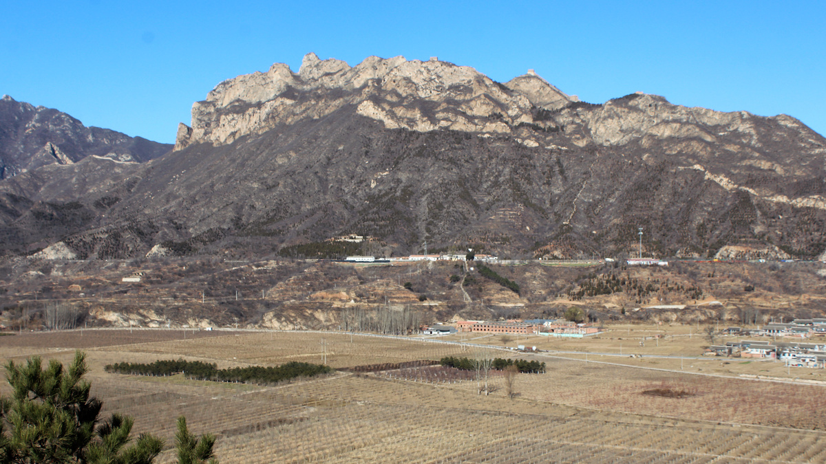 Great Wall towers atop tall cliffs