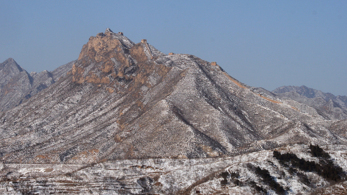 Great Wall towers atop tall cliffs.