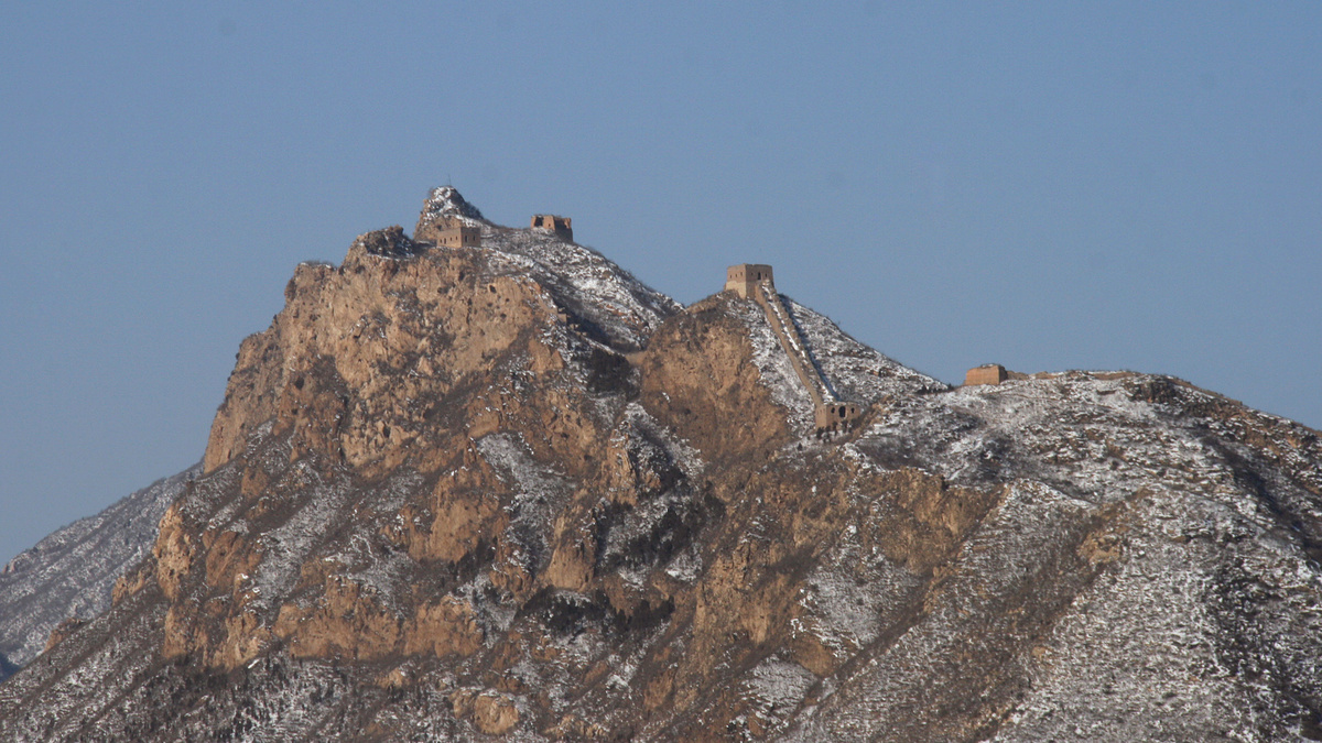 Great Wall towers atop tall cliffs.