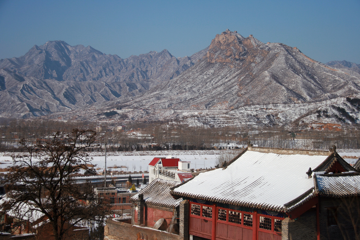 Wohushan Great Wall with the Gubeikou village temples in the foreground.