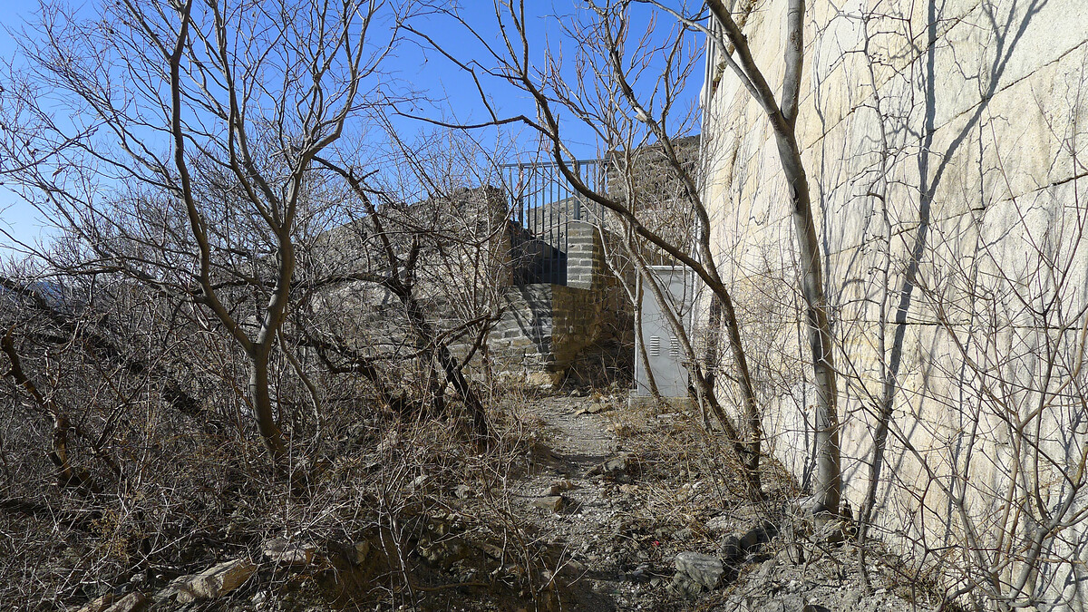 A small gate in the wall on the southwest side of Shuiguan.