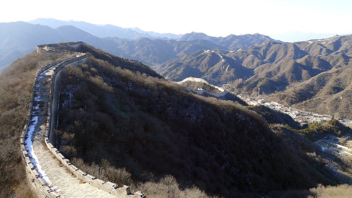 A curve in a flat section of the Shuiguan Great Wall.