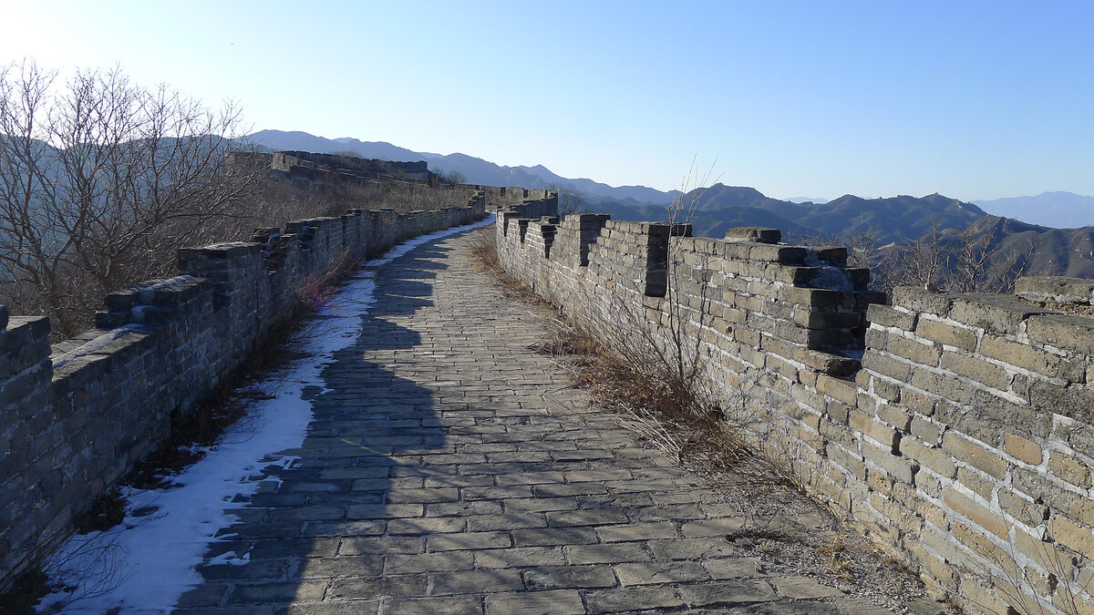 A flat section of Great Wall with low battlements.