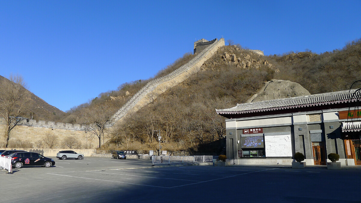 Shuiguan Great Wall and car park