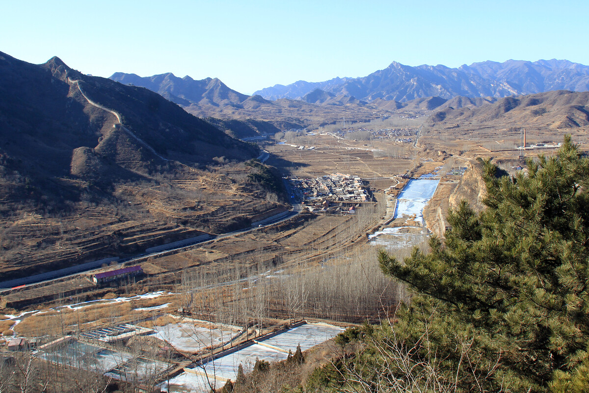 Views of mountains and the Qiangzilu Great Wall