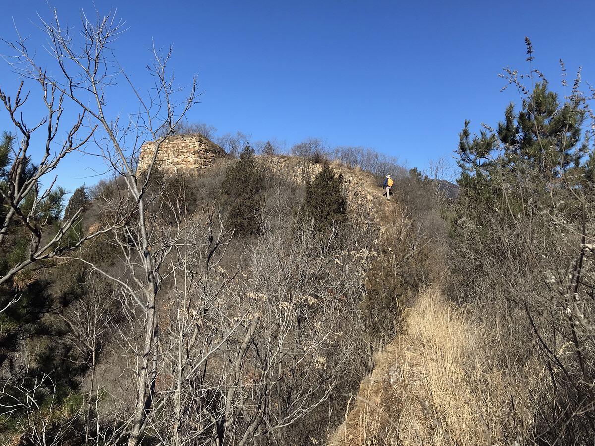 Hiking up to the foundations of a ruined tower at Qiangzilu