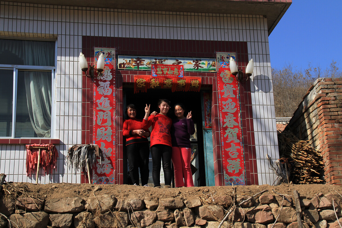 Kids in the door of a courtyard house in Lower Kongtai Village.