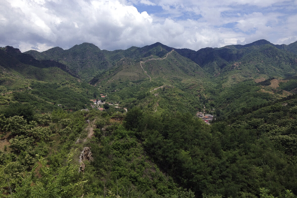 Great Wall in green hills.