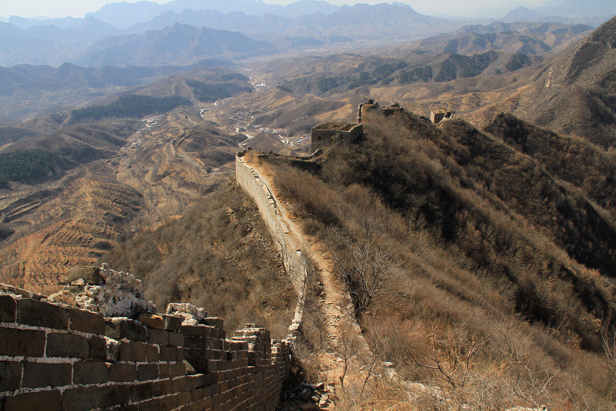 Views of Great Wall above a valley