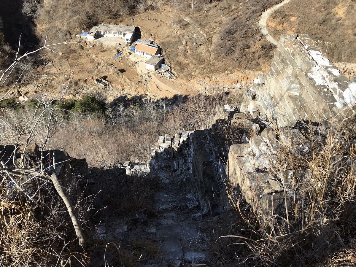 Great Wall with a farmhouse far below